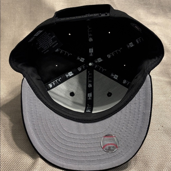 New Era 9Fifty NY Yankees MLB Black on Black SnapBack Hat - Picture 7 of 8